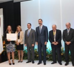 Don Felipe junto a la representante de la empresa BITBRAIN galardonada con el Primer Premio y las autoridades asistentes